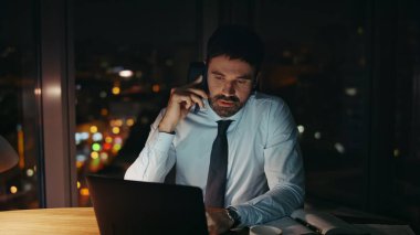 Ofis masasında çok çalışan bir yönetici stresli bir şekilde iletişim kuruyor. Yorgun sakallı iş adamı dizüstü bilgisayarla aramayı bitirdi. Akşamları çalışan akıllı telefonlardan bunalmış CEO..