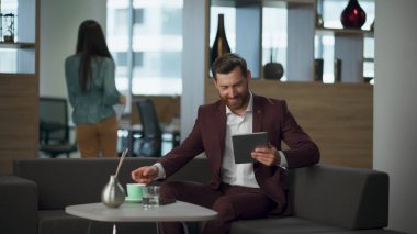 Açık alanda kahve içen gülümseyen bir milyoner. Neşeli avukat rahat koltukta haber yazma tableti bilgisayarı okuyor. Başarılı bir iş adamı ofisini elinde tutuyor. Mutluluk kavramı