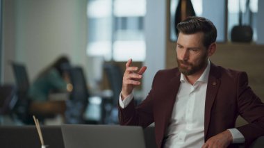 Gergin yönetici modern ofis iç odasında dizüstü bilgisayar ekranına bakıyor. Odaklanmış avukat iş adamı lüks bir alanda yalnız çalıştığı için hayal kırıklığına uğramış hissediyor. Çalışma hatası konsepti