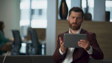 Hayal kırıklığına uğramış milyoner, büyük salonda iş tabletinden video görüşmesi yapıyor. Gergin sakallı emlakçı modern konferans ofisindeki bilgisayarı kullanarak sanal sohbet ediyor. Dijital pazarlama işi