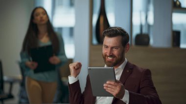 Gülümseyen milyoner şirket kabinesinde el kazanma anlaşması yapıyor. Güzel bir avukat kadın mutlu bir iş adamı ofisinden bahsediyor. Neşeli sakallı girişimci iş yerinde bir yastık tutuyor.