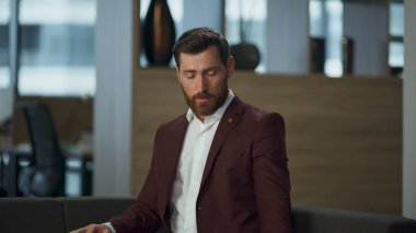 Şirket kabinesinde tablet bilgisayar kullanan yorgun bir avukat. Sinirli, başarılı, sakallı girişimci ofis içi salonda sakal tutuyor. İş adamı dijital finansal pazarlama işi konsepti