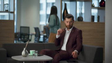 Ciddi bir yönetici ofis içi salonda tablet bilgisayarı tutuyor. Sakallı, yorgun bir avukat büyük bir kabine ekranına bakıyor. Rahat koltukta çalışan ciddi bir iş adamı. Modern çalışma konsepti