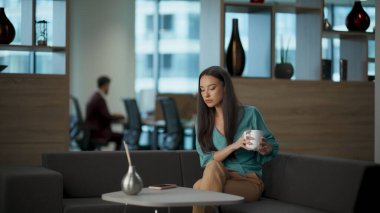 Güzel bir dinlenme odası. İşletme müdürü rahat bir salonda konuşan akıllı telefonlara cevap veriyor. Muhteşem ciddi iş kadını hücre sohbetinden keyif alıyor. Ceo kanepede tek başına oturuyor.