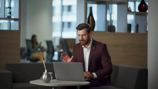 Konzentrierter Arbeiter Tippt Laptop Sitzend Leichtes Bürointerieur Lächelnd Grüßt Der — Stockfoto