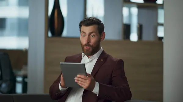 Glücklicher Sieger Mann Der Einen Tablet Computer Modernen Bürointerieur Hält — Stockfoto