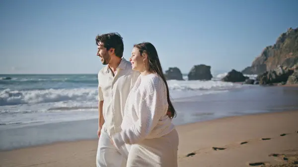 怀孕的女人和男人在美丽的热带海滩上散步 享受家庭假期 可爱的妻子把头靠在丈夫的肩上在海滨散步 正在等待怀孕的快乐配偶 — 图库照片