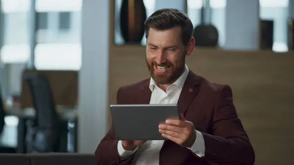 Lächelnder Manager Auf Dem Tablet Computer Bildschirm Büro Innenraum Fröhlicher — Stockfoto