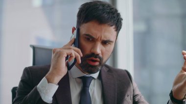 İş yerinde cep telefonuyla bağırıp çağıran deli bir yönetici. Akıllı telefondan bağıran kızgın sakallı iş adamı başarısız oldu. Gergin duygusal patron, kötü haberi duyunca sinirleniyor.