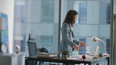 Stresli kadın, ofis masasının yanında kendini çaresiz hissederek aramayı bitir. Kızgın iş kadını telefon konuşmasında kötü haber duyunca hayal kırıklığına uğradı. Sinirli bayan patron iş başarısızlığından endişelendi..