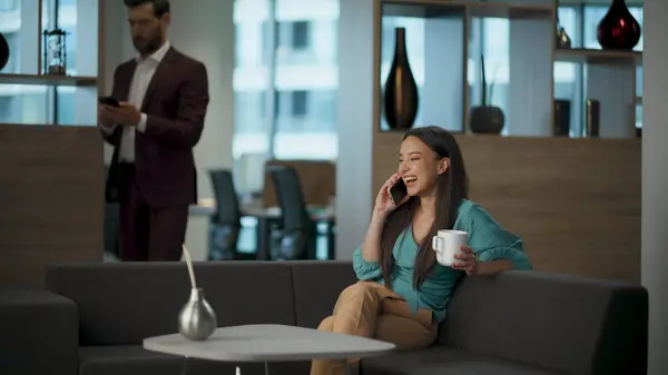 파노라마 사무실에서 전화를 말하기 친절한 스마트 대화를 즐기는 커피를 편안한 — 스톡 사진