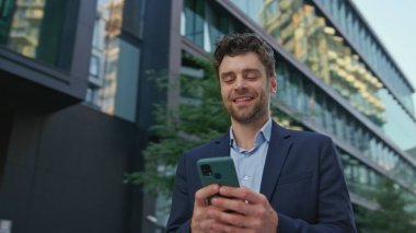 Çekici bir yönetici cep telefonuyla şehir merkezini kapatıyor. Ofis müdürünün açık hava molasında akıllı telefonla mesajlaşması. Gülümseyen iş adamı SMS okuyor. Kamera hareket ediyor.