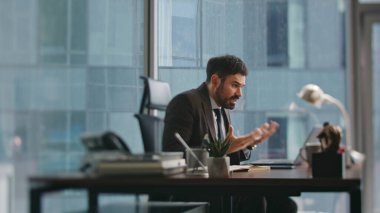 Yönetim kurulu başkanı iş yerinden video şikayetiyle arıyor. İdari müdürün internet konferansında işle ilgili tartışması hayal kırıklığı yarattı. Yorgun sakallı iş adamı iş yerinde zoom sohbeti yapıyor..