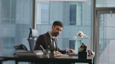 Bilgisayarda çalışan bir muhasebeci lüks bir ofiste masa başında belgelere bakıyor. Akıllı yönetici, bilgisayarda müşteriyle yazışıyor. Sakallı iş adamı sorunları uzaktan çözüyor..