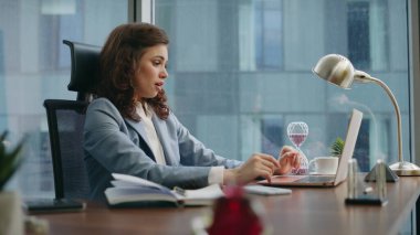 Yorgun ofis çalışanı şirket işyerinde dizüstü bilgisayarı kapatırken kendini yorgun hissediyor. Genç iş kadını bilgisayarını bitiriyor dinlenmek için gözlerini kapatıyor. Çok çalışan kadın yönetici ofis sandalyesinde dinleniyor.