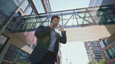 Akıllı telefonlara bağıran öfkeli CEO tatmin olmamış iş başarısızlığı yaşıyor. Sinirli iş adamı iş yerindeki telefon görüşmelerini tartışıyor. Stresli yönetici cep telefonundan dolayı gergin