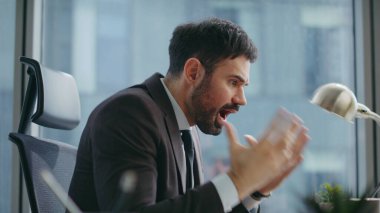 Laptop web kamerasında çığlık çığlığa bağıran çılgın işçi videosu. İnternetteki toplantıda bağıran sinirli sakallı işadamı iş sorununa duygusal tepki veriyor. Kızgın patron bağırıyor Zoom sohbetinden hoşnut değil