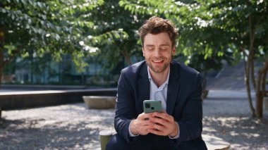 Ofis müdürü Green Square 'deki akıllı telefon okuma mesajına gülümsüyor. İş molasında parkta dinlenen cep telefonu tutan yakışıklı bir iş adamı. Sosyal medyayı izleyen zarif bir şirket çalışanı..