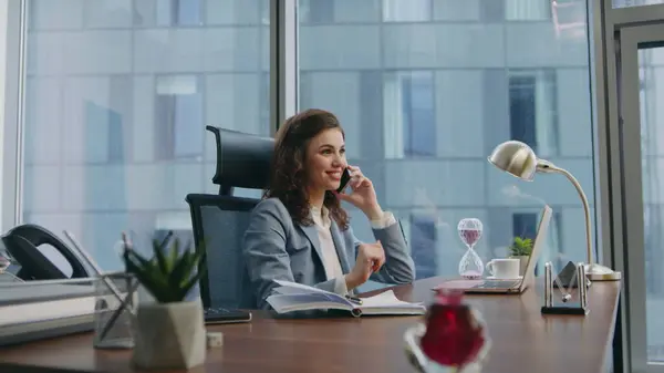 Chica Consultora Hablando Teléfono Sentado Oficina Lujo Cerca Elegante Mujer —  Fotos de Stock