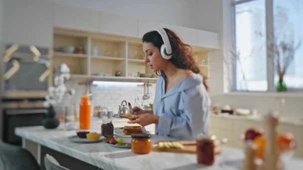 Entspannte Frau Kocht Kopfhörer Stehend Gemütliche Küche Attraktive Junge Mädchen — Stockvideo