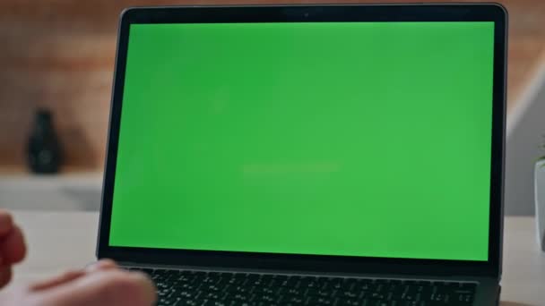 在上午的工作场所特写镜头中 不明身份的男人用手键入键盘绿屏笔记本电脑 年轻的自由职业者在办公室用铬钥匙电脑远程工作 有人在网上写邮件报告 — 图库视频影像