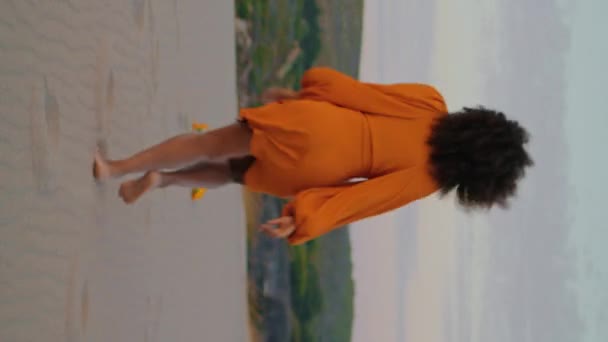 Πίσω Όψη Της Γυναίκας Που Κάνει Τζόκινγκ Στην Έρημο Φορώντας — Αρχείο Βίντεο