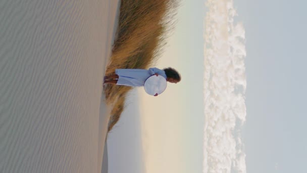 Неизвестная Молодая Женщина Зеркалом Стоящая Песке Вертикали Африканская Американка Позирует — стоковое видео