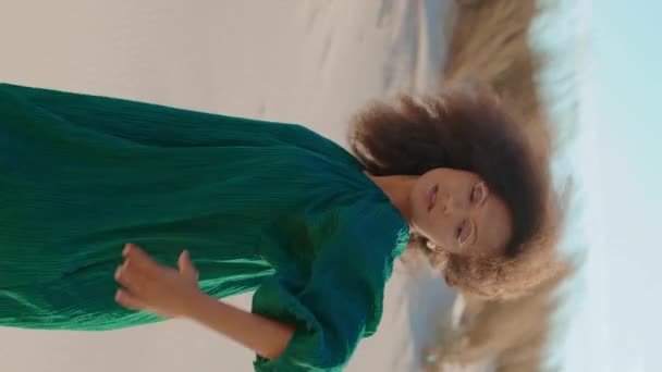 Африканская Страстная Американская Девушка Танцует Песке Пустыни Летом Ветреный День — стоковое видео