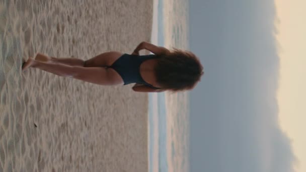 Aktywny Szczęśliwy Kobieta Podróżnik Działa Plaży Piasku Podnosząc Ręce Korzystające — Wideo stockowe