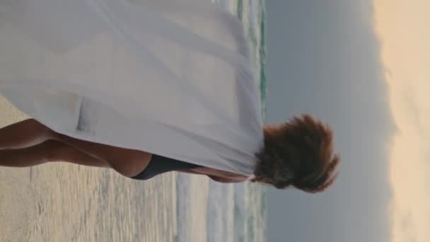 Triste Donna Afroamericana Sulla Spiaggia Nuvolosa Lasciando Andare Scialle Bianco — Video Stock