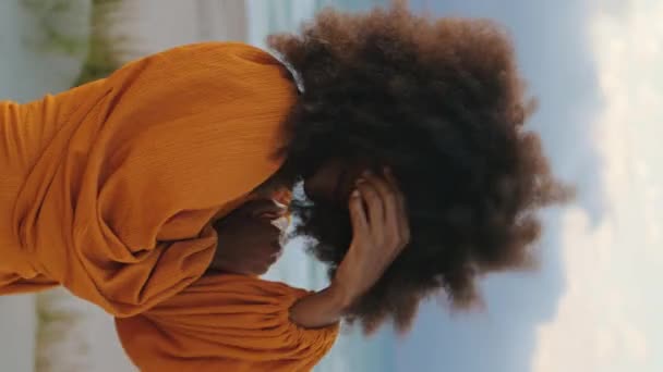 Modelo Relajado Mujer Posando Vestido Naranja Naturaleza Nublada Primer Plano — Vídeos de Stock