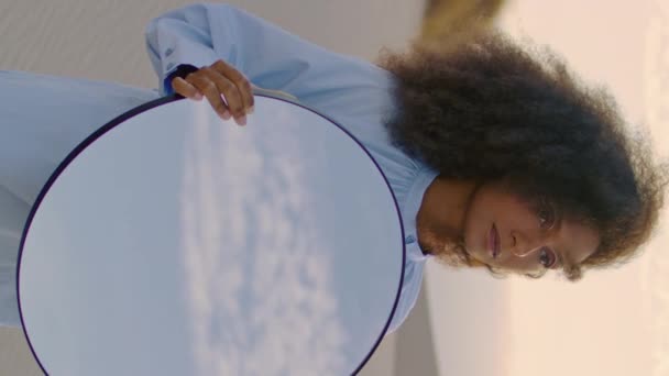 Привлекательная Африканская Американка Держащая Круглое Зеркало Сумерках Песка Вертикального Крупного — стоковое видео
