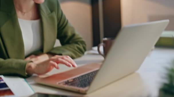Överlycklig Flicka Manager Förvånad Läsa Goda Nyheter Laptop Närbild Glada — Stockvideo