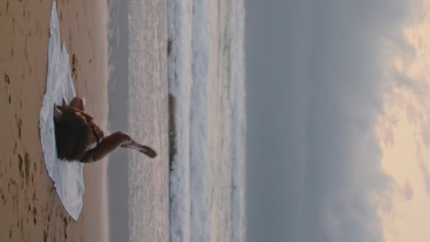 Энергичная Привлекательная Женщина Танцующая Мрачном Пляже Сидя Вертикально Песке Кудрявая — стоковое видео