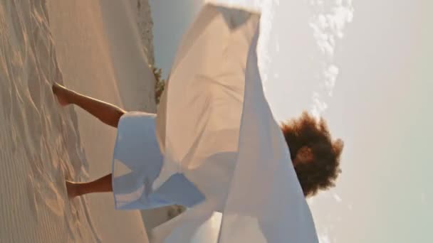 Девушка Танцовщица Размахивает Белой Тканью Исполняя Современный Танец Летнем Вертикальном — стоковое видео