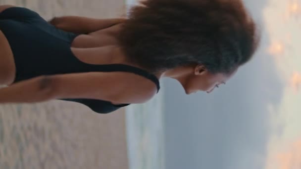 Ονειρεμένη Αφροαμερικανή Που Ποζάρει Στην Αμμώδη Παραλία Αγγίζοντας Πυκνά Σγουρά — Αρχείο Βίντεο