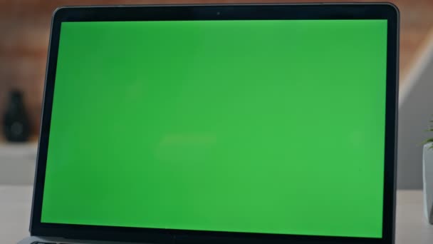 Leerer Grüner Bildschirm Eines Modernen Laptops Der Auf Einem Hölzernen — Stockvideo