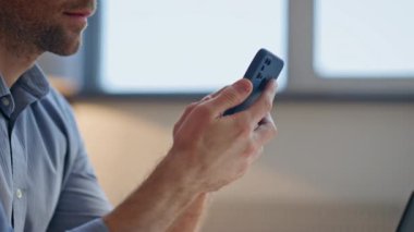 Yakın plan iş adamı modern ofiste telefon araklıyor. Bilinmeyen bir adam akıllı telefon tutuyor ve sergilenen resimleri izliyor. Cep telefonu kullanan isimsiz bir iş adamı evde tek başına internet geziyor.