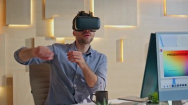 İnovasyon şirketinin iş yerinde sanal gerçeklik simülatörünü test eden geliştirici gözlük takıyor. VR gözlüklü bir iş adamı görünmez arayüze dokunuyor. Web tasarımcısı teknoloji projesi yaratıyor
