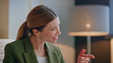 Açık uzay ofisinde dizüstü bilgisayarla konuşan heyecanlı bir bayan. Mutlu iş kadını bilgisayar ekranında hoş sohbetler yapıyor. Çevrimiçi konuşan hareketli kadın yaratıcı projeyi tartışıyor 