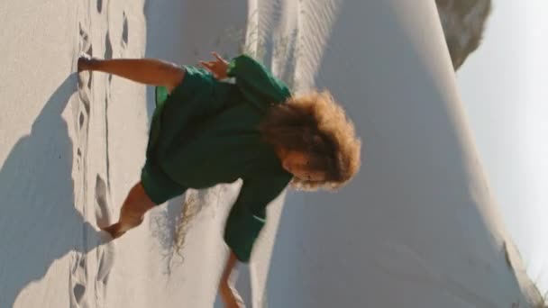 Συναισθηματική Γυναίκα Χορεύει Θίνες Της Ερήμου Καλοκαιρινό Θυελλώδες Κάθετο Βίντεο — Αρχείο Βίντεο