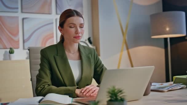 Selbstbewusste Attraktive Frau Schreibtisch Mit Modernem Laptop Die Über Karriereziele — Stockvideo