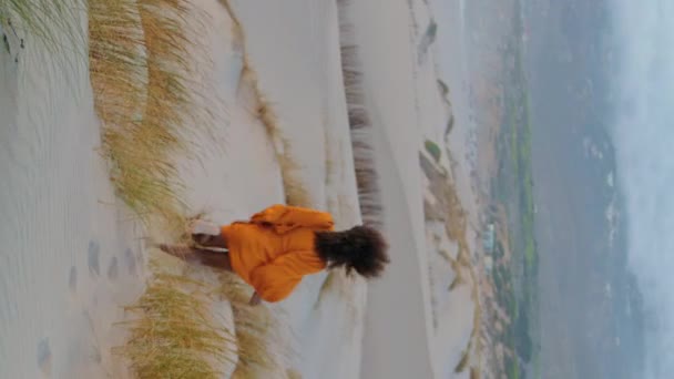 Ενεργό Ξυπόλυτος Κορίτσι Τρέχει Κάτω Αμμόλοφους Ξηρό Γρασίδι Στο Συννεφιασμένο — Αρχείο Βίντεο