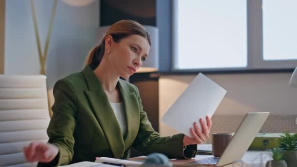 Documentos Trabajo Mujer Oficina Primer Plano Del Espacio Trabajo Ligero — Vídeos de Stock