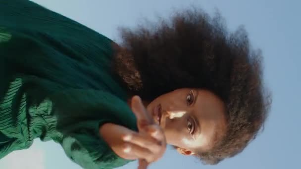 迷人的舞女 手握着手 笔直地立在沙地沙丘上 垂直于干草 非洲裔美国女孩在大自然中表演 镜头特写 卷发上的风 — 图库视频影像