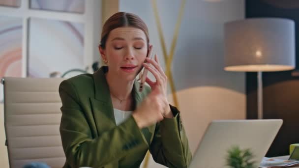 Frustrerad Anställd Talar Mobiltelefon Vid Skrivbordet Närbild Stressad Kvinna Känner — Stockvideo
