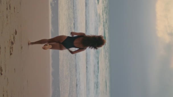 Retrovisore Giovane Donna Sportiva Che Corre Onde Oceaniche Sera Distanza — Video Stock