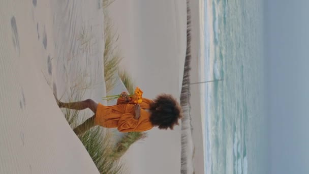 Молодая Женщина Ходит Пустому Песчаному Пляжу Летние Сумерки Красивыми Оранжевыми — стоковое видео