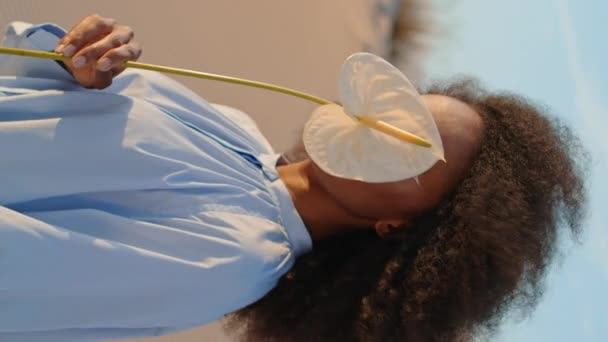 Spokojny Atrakcyjny Dziewczyna Pokrywa Twarz Białym Kwiatem Stojącym Pustyni Pionowo — Wideo stockowe