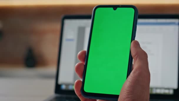 Gros Plan Freelance Regarder Greenscreen Smartphone Ordinateur Portable Lieu Travail — Video